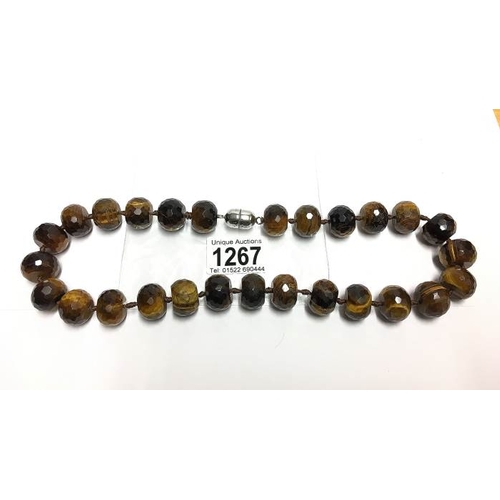 1267 - A necklace of tiger's eye stone beads with silver magnetic clasp