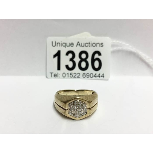 1386 - A diamond cluster ring set with 14 diamonds in gold, 4.8gms, size P