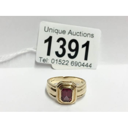 1391 - A 9ct gold ring set garnet, 4gms, size R