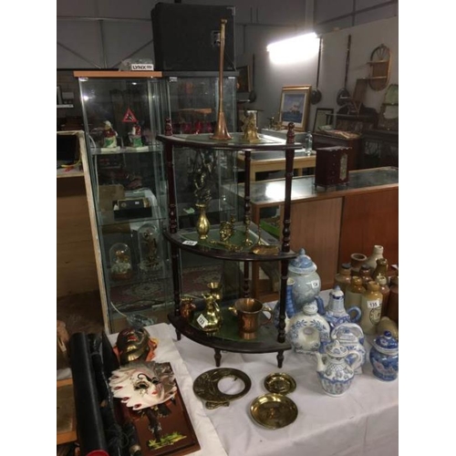 133 - A quantity of brass and copper items including picture frame, hunting horn etc