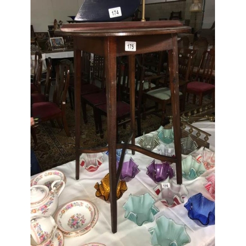 175 - A small Edwardian inlaid mahogany circular table