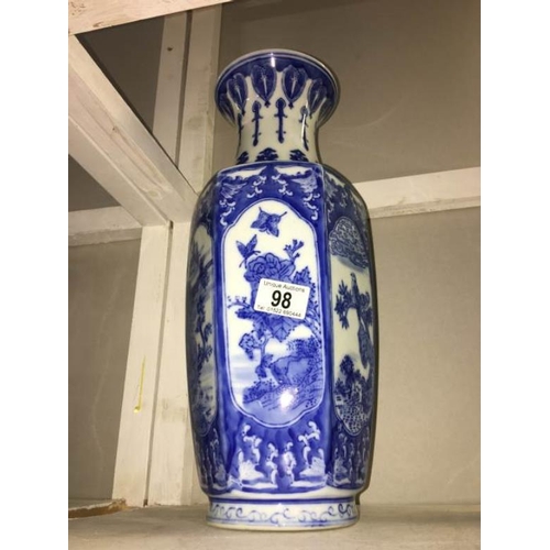 98 - A large Chinese blue and white vase