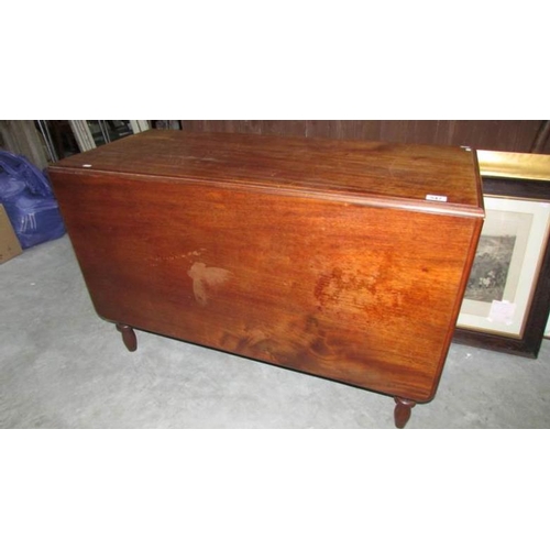 547 - A drop leaf table