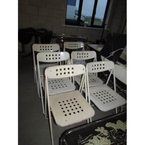 1011 - A set of 6 metal folding chairs