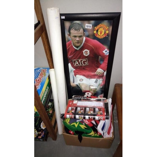 1019 - A collection of Manchester United football posters and scarves