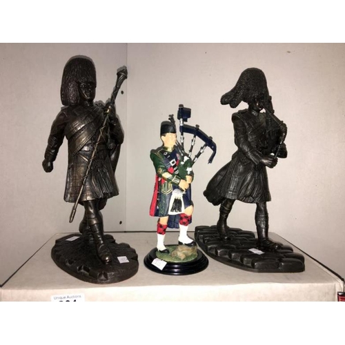 201 - 4 boxed Scottish Piper figures