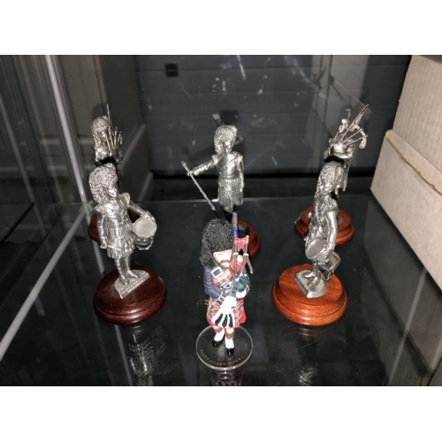 258 - 6 Piper figurines