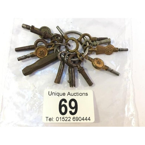 69 - A quantity of pocket watch keys