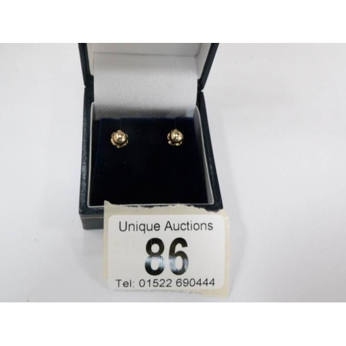 86 - A pair of 9ct gold ear studs