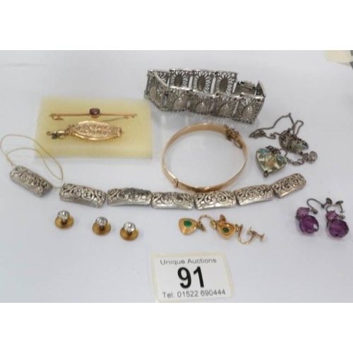 91 - A mixed lot of vintage jewellery including gold brooches, assorted earrings etc