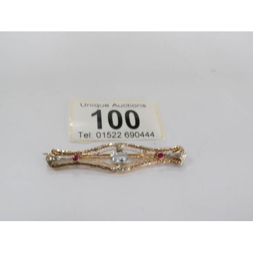 100 - A 10k gold bar brooch set aquamarine and rubies