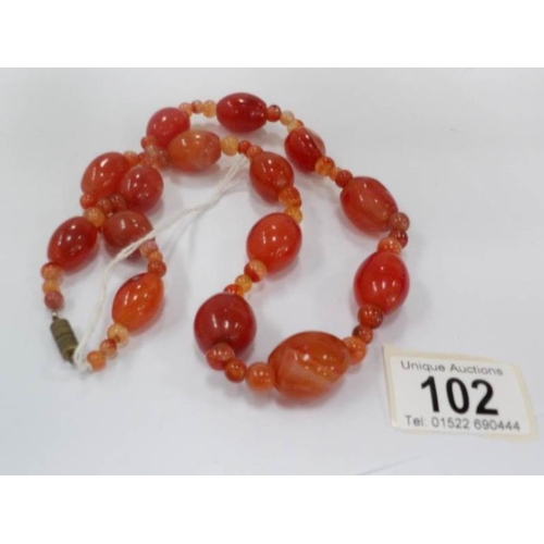 102 - A Victorian amber bead necklace