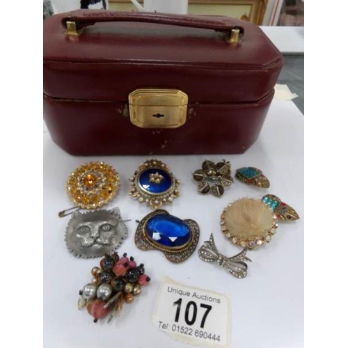 107 - A jewellery case containing assorted vintage costume jewellery