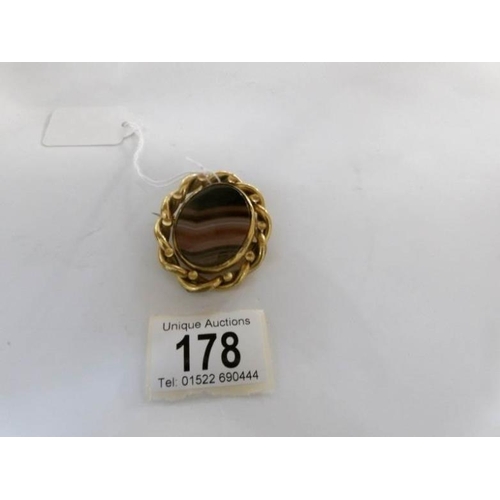 178 - A Victorian agate mourning brooch