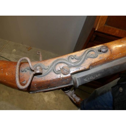 228 - A late 18th century flintlock blunderbuss rifle with bronze barrel, named T Saunders, (missing trigg... 