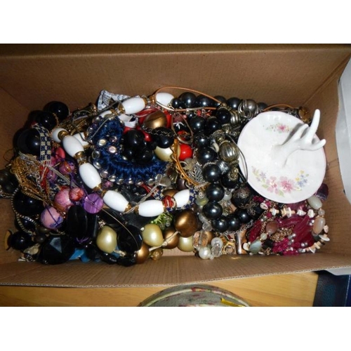 191 - A quantity of costume jewellery