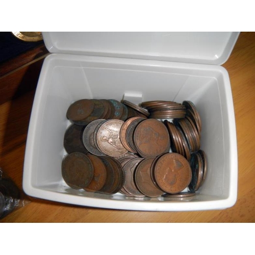 194 - A quantity of British coins including cased collection of New Elizabethan Age