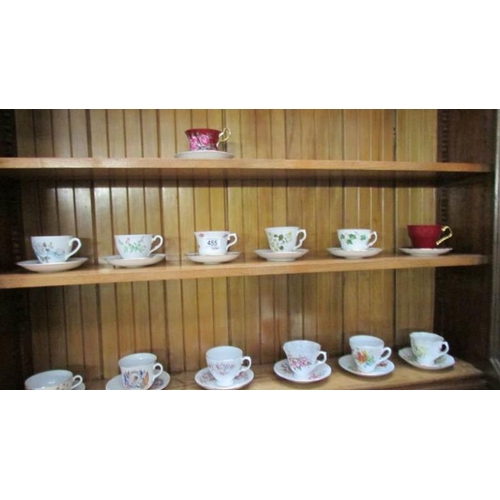 455 - A mixed lot of tea cups and saucers