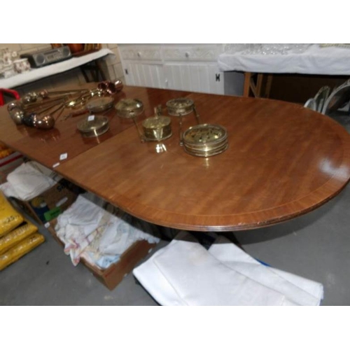 607 - A mahogany extending dining table