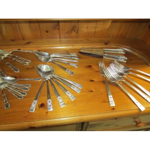 195 - A mixed lot of silver plated cutlery