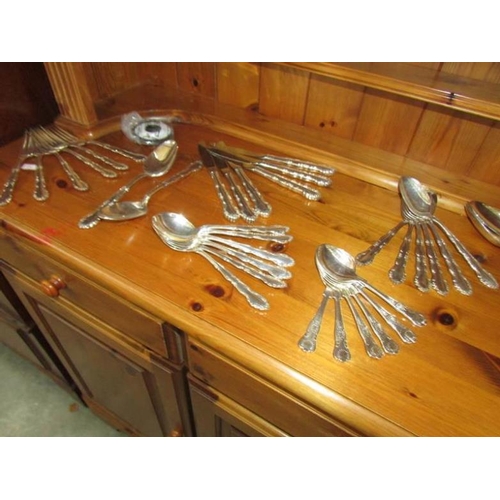 195 - A mixed lot of silver plated cutlery