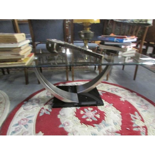 229 - A modern glass topped table