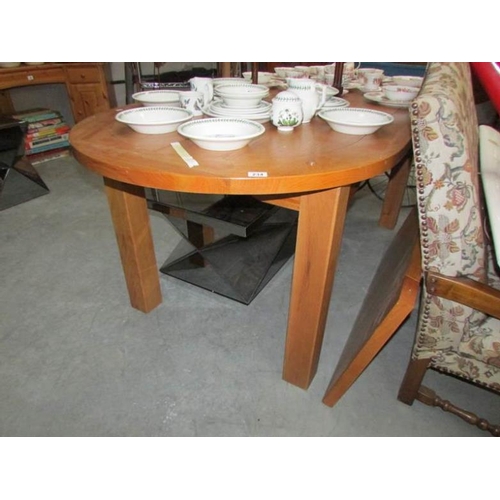 234 - A good quality modern dining table with extra leaf