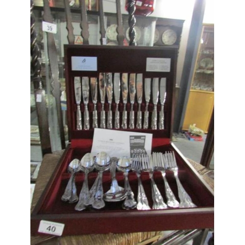 40 - A Viner's Kings pattern canteen of stainless steel cutlery