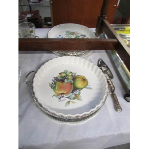 160 - A mixed lot of table ware including fondue set, hors d'ouvre dishes, food warmers etc