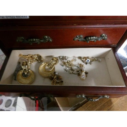 179 - A jewellery box containing costume jewellery and compacts