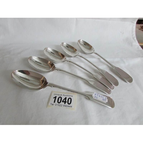 1040 - 5 silver spoons, Sheffield 1900, W & H, approximately 228g