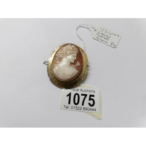 1075 - A large cameo brooch