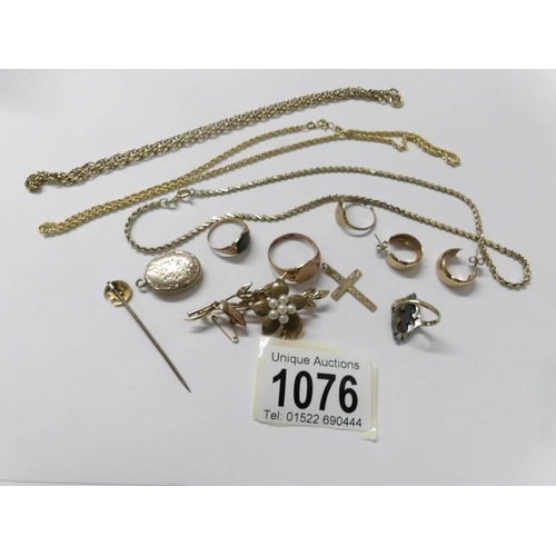 1076 - A quantity of 9ct gold including chains, rings, brooch, earrings etc, a/f, 43.8 gms