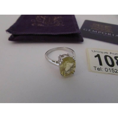 1083 - A golden flourite 6.37 ct sterling silver ring, size T to U