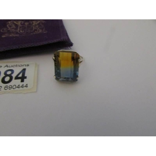 1084 - A bi-coloured quartz ring (12 ct) on silver, size R