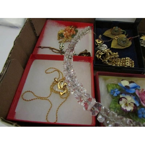 1091 - A mixed lot of costume jewellery including 18ct gold plated gate bracelet, brooches, pendants etc