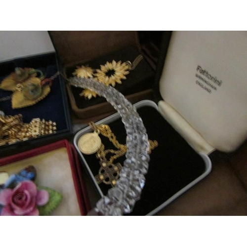 1091 - A mixed lot of costume jewellery including 18ct gold plated gate bracelet, brooches, pendants etc