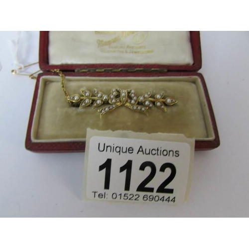 1122 - An Edwardian pearl set brooch surmounted with a ribbon of gold