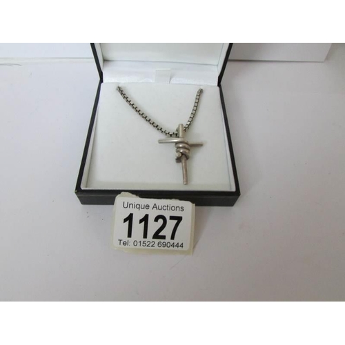 1127 - A long silver chain and pendant