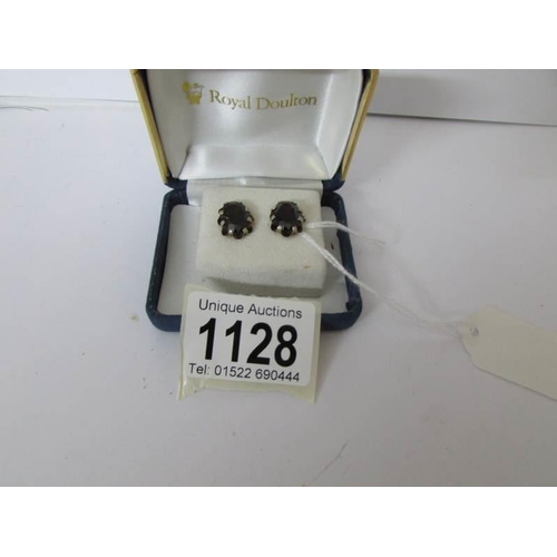 1128 - A pair of vintage garnet earrings set in silver