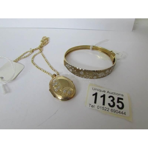 1135 - A 9ct gold bracelet and a 9ct gold locket on chain, 13.8 gms