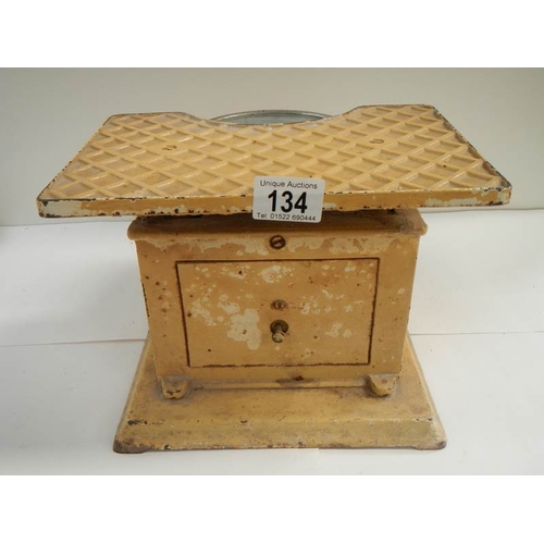 134 - A vintage set of cast metal scales in working order.