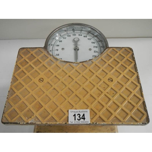 134 - A vintage set of cast metal scales in working order.