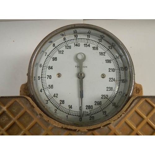 134 - A vintage set of cast metal scales in working order.