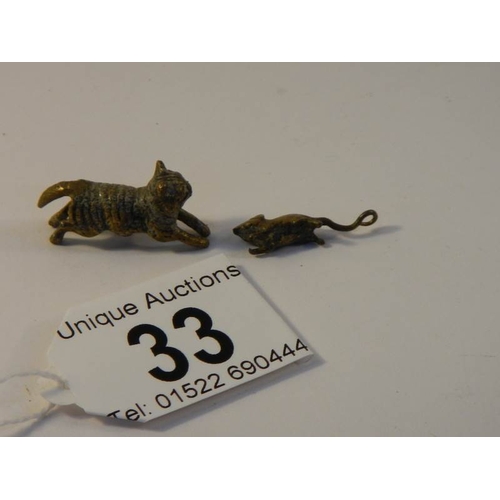 33 - A rare miniature bronze cat chasing a mouse (in good condition)