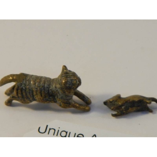 33 - A rare miniature bronze cat chasing a mouse (in good condition)