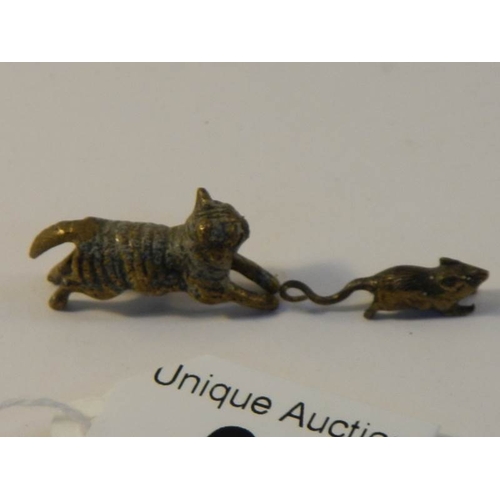 33 - A rare miniature bronze cat chasing a mouse (in good condition)