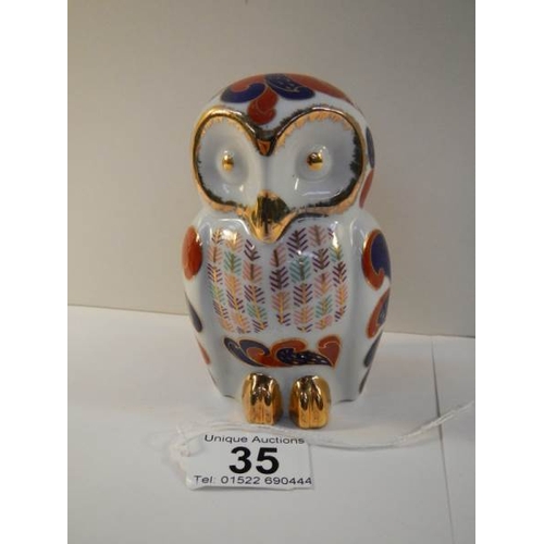 35 - A figurine of an owl in the style of Royal Crown Derby no  stopper in bottom but in good condition, ... 