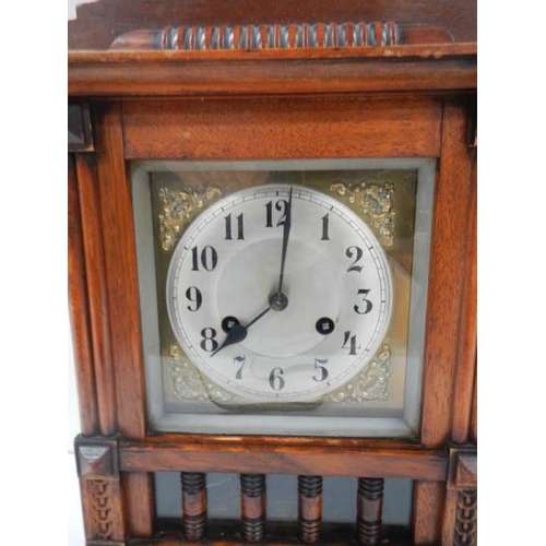 61 - An early 20th century mantel clock in working order (spring ok and complete).