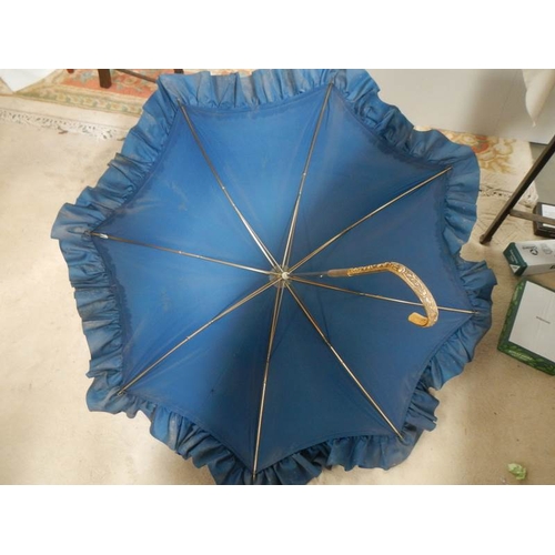 190 - 2 gilded parasols with fringes, in good condition.